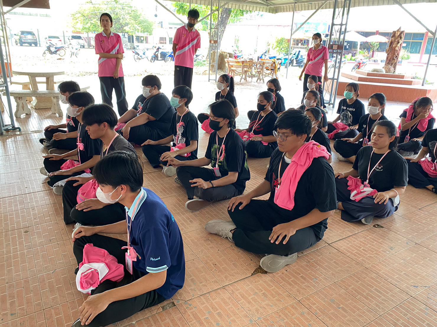 8. วันที่ 23 มีนาคม พ.ศ.2566  กิจกรรม แจก มอบ เสื้อเอกคอมพิวเตอร์ โดยพี่ปี 2  ( 